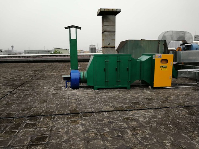 噴漆廢氣處理設備“環保噴淋塔+光催化除臭設備+活性炭吸附器”工藝